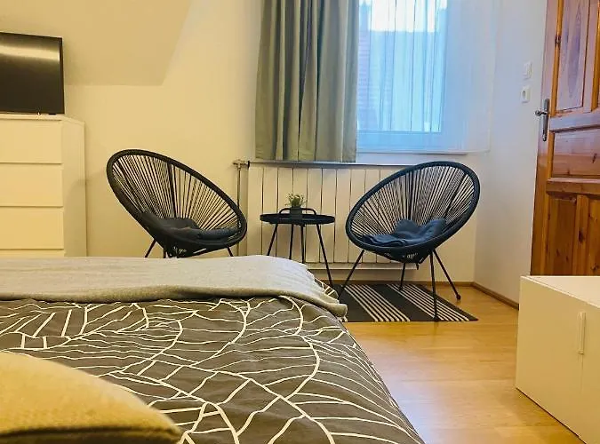Lägenhet Klebi's Apartmanhaz Balatonföldvár